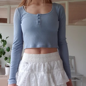 Ljusblå topp från H&M - Ljusblå topp från H&M i storlek S, men den passar XS-M beroende på önskad passform. Den är lite croppad💞 Frakt tillkommer men kika gärna in mina andra annonser för samfrakt!