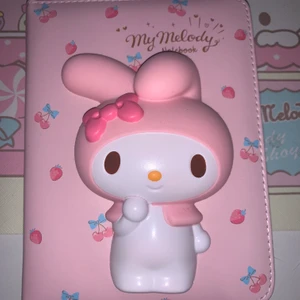 My melody notebook - Den är ej använd och har massa olika sidor, kan användas till att räkna matte, rita och anteckna. Om ni har några funderingar så är det bara att skriva!