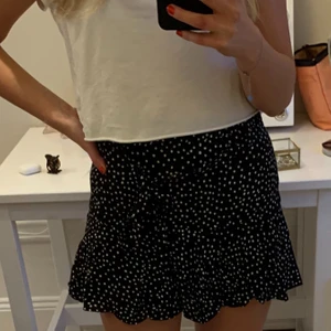 Prickig kjol - Snygg zara kjol med avtagbart band runt midjan✨ super snygg att ha nu eller i sommar💕 köparen står för frakt