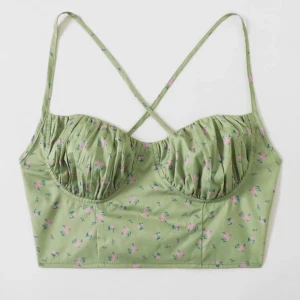 Blommig croptop  - Nyskick/oanvänt  Passar storlekarna M-XL Kan mötas upp i Halmstad  Kan även skickas men köpare står för frakt                                                                    (färgen är även lite mörkare grön IRL än vad som visas på bilden)