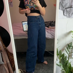 Parallel jean färg 90’s indigo från Morel Rocks! - Knappt använda jättefina visa jeans i storlek XS/31L, jag är ca 165 cm. Skulle säga att midjan är 25/26”, inköpspris 892kr!! Bud startar på 200kr, samt frakt på 96kr