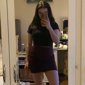 Tighta kjolar hm - Två tighta kjolar i svart och vinrött. Den svarta är storlek M och den röda är S. En för 10 båda för 15