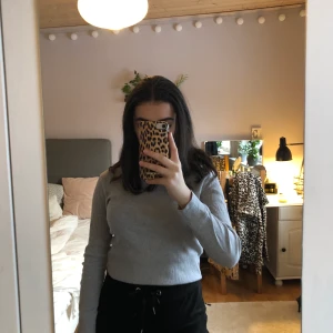 Grå tröja  - Grå, ribbad basic tröja i bra skick