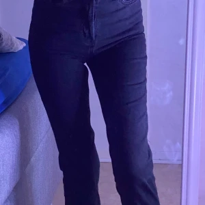 Mom Jeans - köpta för 400kr på nakd om jag inte minns fel, har amvändt endast 1-2 gånger. är i storlek xs men funkar på även på mig som är xs/s