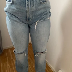 Säljer dom här byxorna för 600kr Byxor från ginatricot HELT NYA DOCK - Strl 38 Ej använt 600kr