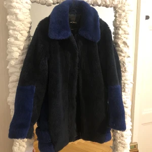 PÄLSJACKA - Skitsnygg, blå pälsjacka från Monki! Jackan är mörkblå med koboltblåa partier 🌃🦕💙 Mycket fint skick och snyggt statementplagg! 