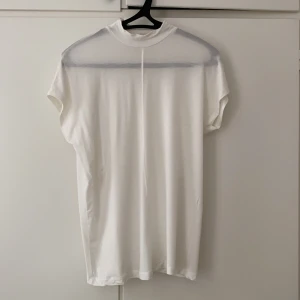 Topp med halv polokrage  - Supermjuk och skönt vit topp från Zara med kort polokrage 💕