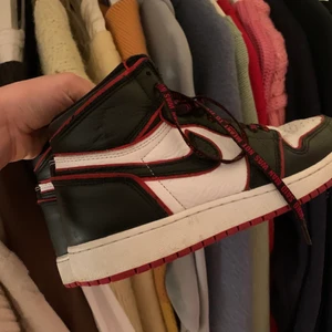 Air Jordan 1 Retro high OG bloodline  - Intressekoll! Köpta av en tjej här på Plick, sparsamt använda men i fint skick. 🥰 Lådan finns.  storlek 38,5🧡 kom med bud!(tänker mig runt 1500krk)