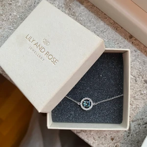 Lily and rose armband  - Silvrigt armband med blå sten från Lily and rose. Aldrig använd! 