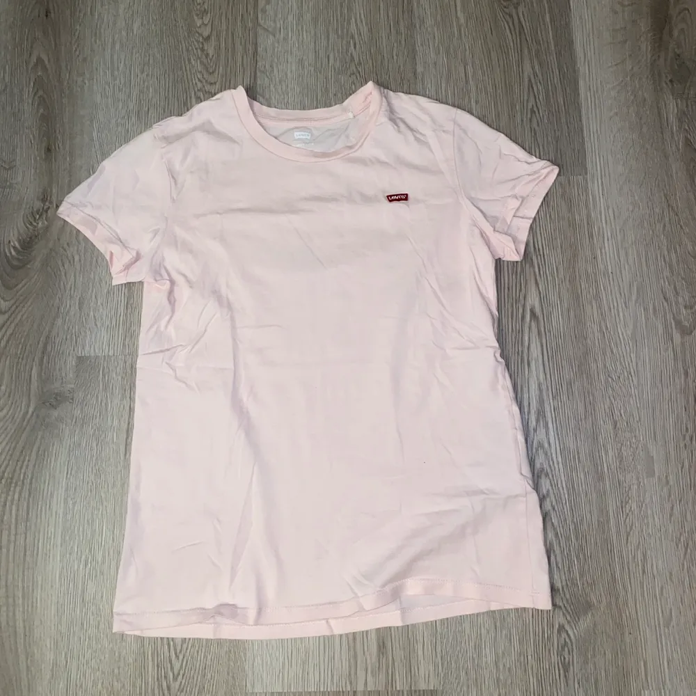 Svinsnygg t-shirt från Levis i storlek xs, ljusrosa. Nypris är runt 300 kronor säljer denna för 150 kronor med gratis frakt! 🥰. T-shirts.