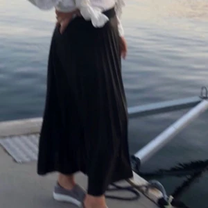 Super fin kjol! - Säljer denna jättefina kjolen till sommaren, använd ett fåtal gånger men är i bra skick!