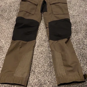 Lundhags - Använda ett fåtal ggr, säljes billigt då jag vill få iväg dem till någon som kommer använda dem. Ny pris är ca 1299kr