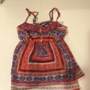 Söt topp  - Söt topp perfekt till varm sommar då den är väldigt tunn o skön. Plagget har även tre små knappar längst upp. 😊 kommer även från bershka. Står inte vilken storlek me skulle tippa på xxs/ xs