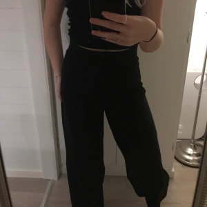 Kostym byxor  - Kostymbyxor från Ginatricot i stechigt material, normal långa på mig som är 170cm lång ✨mycket använda men bra skick!