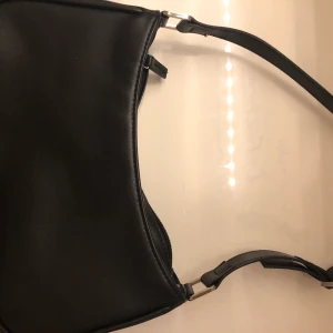 Väska - Väska, perfekt inför sommaren att ha med sig en vanlig dag, rymmer mobil, laddare, plånbok, inprincip det mesta du behöver ha med dig. Köptes för 200kr på monki och är endast använd en gång💘 Betalning via swish