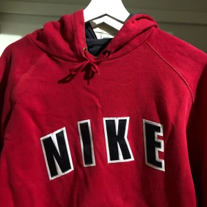 Nike hoodie (vintage) - Vintage nike hoodie i bra skick! Troligtvis från tidigt 2000-tal. Inga hål eller fläckar, 9/10 i skick. Storlek XL men sitter som har M/L. Budgivning från: 300kr ✨HÖGSTA BUD: 450kr✨ 