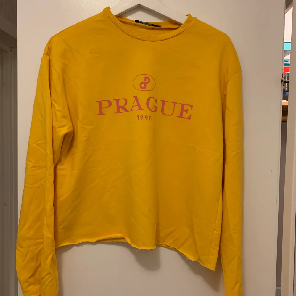 Supercool sweatshirt ifrån Bohoo i storlek S, aldrig använd💛. Hoodies.