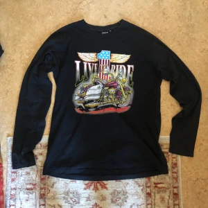 Tunnärmad tröja - Skön och tunn tröja med coolt biker-tryck på. Från Urban Street, köpt second hand. Möts upp i city eller söder🤝