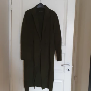 Tunn grön kappa Zara - Tunn grön kappa från Zara, i storlek XS. Knappt använd. Som helt ny. 