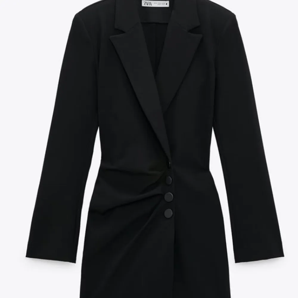 Helt ny blazer dress (kavajklänning) från Zara, i storlek M! Aldrig använd, prislappen hänger kvar. Nypris 559kr, mitt pris 299kr. ✨. Klänningar.
