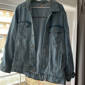 Jeansjacka St L  - Ljus blå jeans jacka i oversize modell 