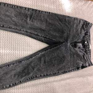 Gråa jeans från Ginatricot, storlek 42, använda varsamt ett fåtal gånger :)