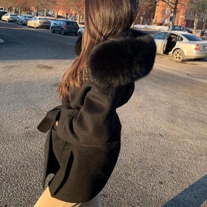 Svart kappa med pälsluva - Andvänd cirka 5 ggr, storlek S (köpt för 3499) 