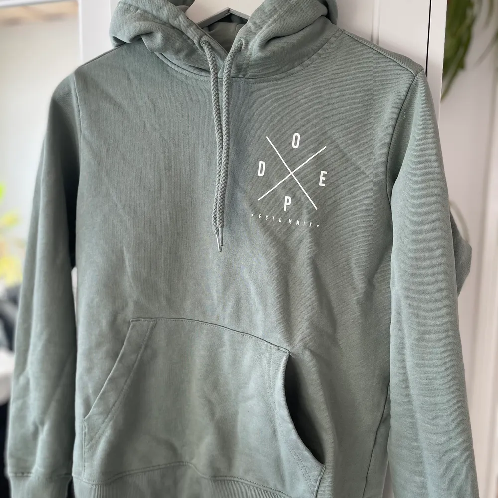 Dope hoodie i jättebra skick. Knappt använd. Storlek S. Hoodies.