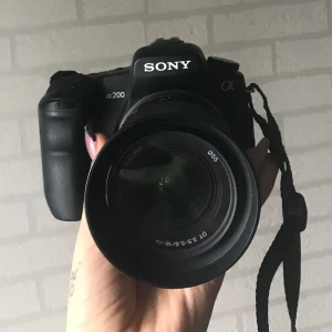 Kamera - Säljer min Sony a200 pga jag att jag har en ny kamera så denna inte kommer till användning men den är felfri o funkar så som den ska. Laddare kommer med. 💞  Pris kan diskuteras.  ✨OPS ENDAST SWISH ✨