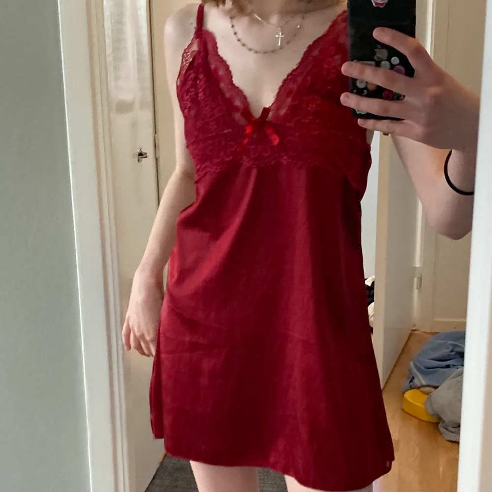 Så himlahimla söt röd klänning i silkes typ från hm i storlek S och är så fint skulle mer säga att det är ett nattlinne. Frakt 37 ❤️. Klänningar.