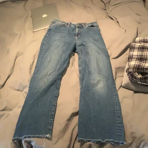 Blåa raka jeans - Jeans som knappt är använda. Jeansen sitter perfekt och är sjukt stretchiga, dem har även en slitning nere vid kanten.