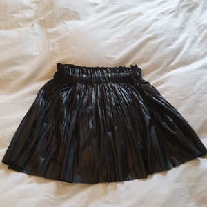 Kjol i fakeläder - Säljer min kjol i fakeläder i storlek S. Använt en gång. 