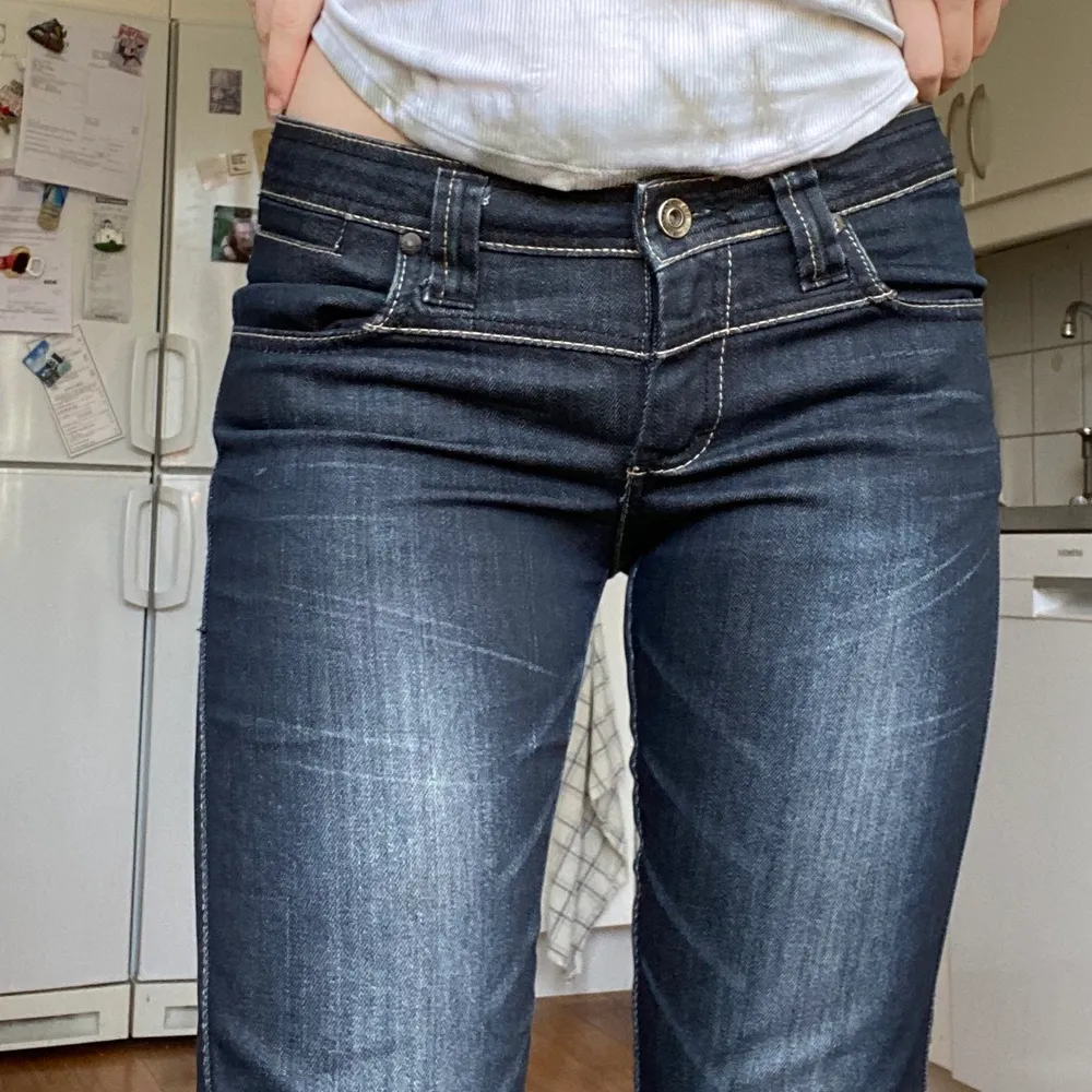 Supersöta jeans från blend! Säljer pga att jag inte använder dem. Sitter löst i smalbenen men sitter inte lika bra på mig då de är lite små. . Jeans & Byxor.