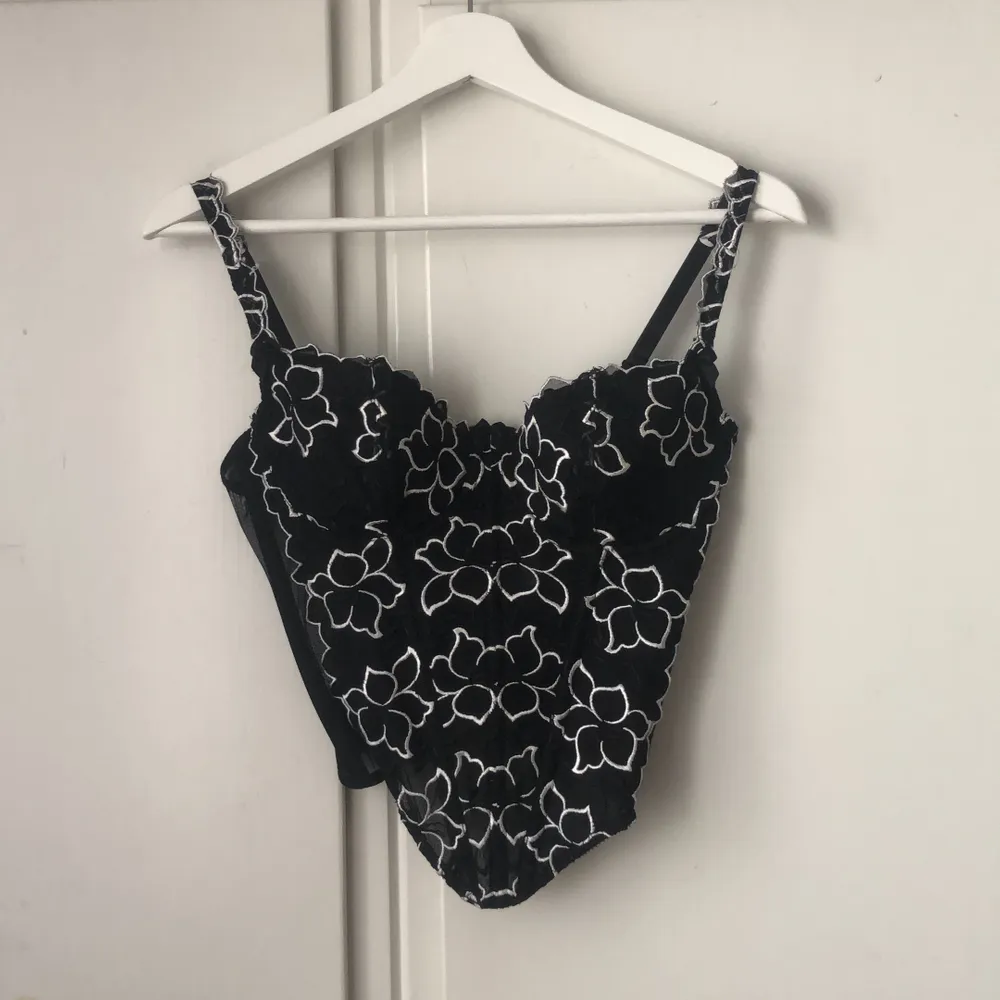 Asnajs bustier tröja som jag aldrig använder. Storlek 80C men funkar på mig med 75B. Jag använder mig av hålnål för att typ vika ner kanten lite så den passar. Den är inte alls tajt så den hjälper inte till med figuren på något vis. Toppar.