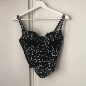 Bustier topp - Asnajs bustier tröja som jag aldrig använder. Storlek 80C men funkar på mig med 75B. Jag använder mig av hålnål för att typ vika ner kanten lite så den passar. Den är inte alls tajt så den hjälper inte till med figuren på något vis