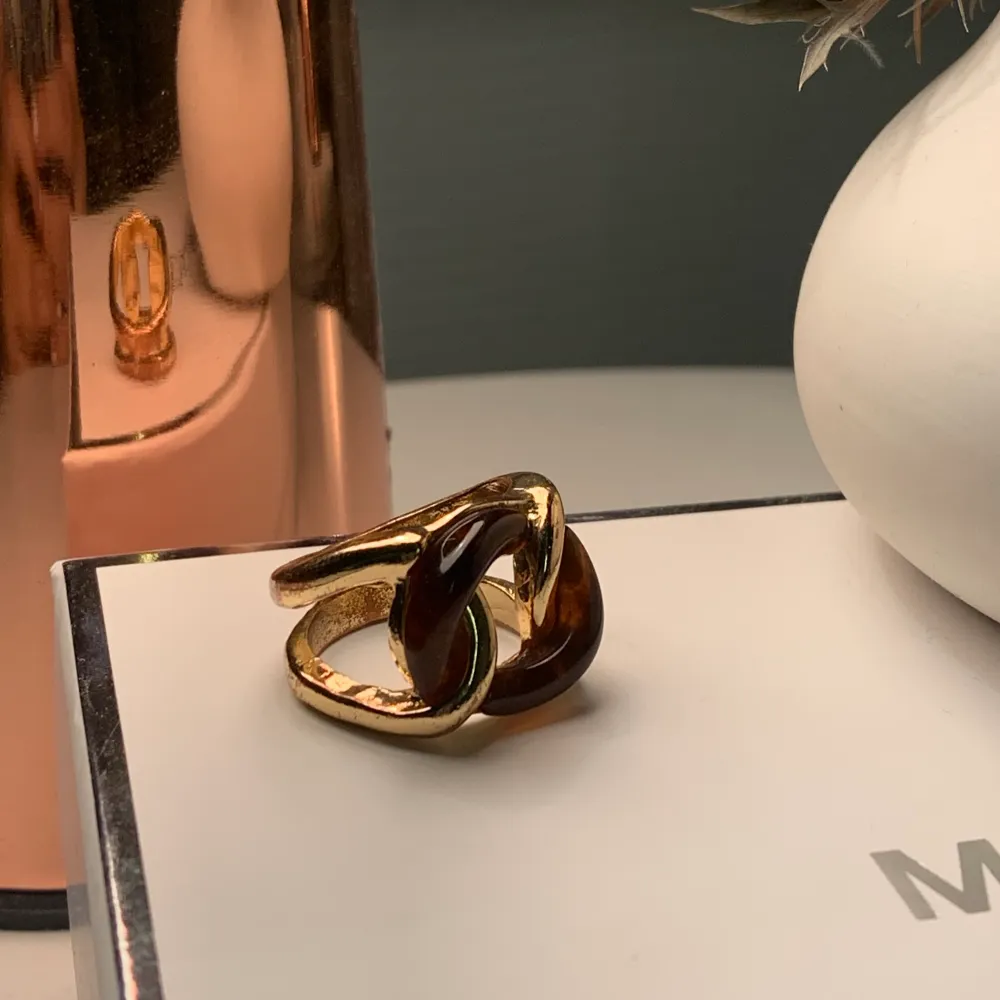 Super snygg guldig ring med bruna ditaljer i storlek M💍kan skicka men köparen står för frakt:) buda!. Accessoarer.