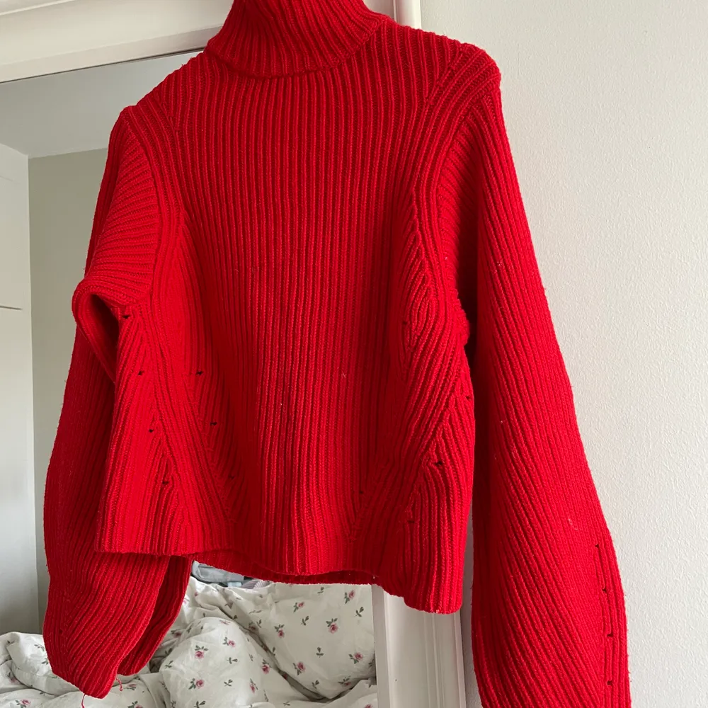 Snygg röd tröja med små ballong ärmar. Tröjan är i topp skick.                                                                             Betalning sker via svisch, tröjan finns i Stockholm . Tröjor & Koftor.