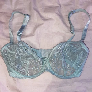 Spets bh - Jättefin ljusblå spets-bh, knappt använd. Storlek 70 DD. Har en liten rosett i mitten. skriv privat för mer information eller bilder. <3 om flera är intresserad blir de budgivning