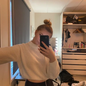 Vit Stickad tröja från hm  - Fin vit stickad tröja från hm, använd några ggr, jätte fint skick, köparen står för frakt 