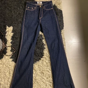 Eytys jeans - Supersnygga mörkblåa med rosa sömmar. Jättebra skick!! Säljer för att dom tyvärr blivit för små :/ storlek 25! Köparen står för fraktkostnaden. Nypris: 1700:- eller 1900:-, kommer inte riktigt ihåg. Buda gärna i kommentarerna!