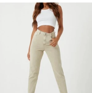 Beiga jeans - Köpa från pretty little thing, frakt kostar 66kr