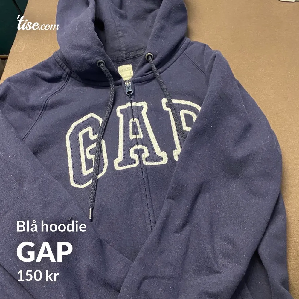 Blå hoodie från Gap, väldig skön material och stretchig, köpt från London 🤍 säljer för mindre då frakt kan tillkomma 🤍. Hoodies.
