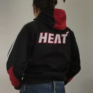 Miami Heat x Adidas Hoodie - 🌍FRAKT PÅ 50KR TILLKOMMER🌏 LÄGGS UT IGEN! Säljer nu min älskade Miami Heat hoodie som jag köpte second hand i Berlin. Det är Junior Size L men passar mig som är XS. Passar till allt och perfekt att ha över en t-shirt för en y2k känsla. Tveka inte på att skriva till mig om du undrar något eller vill pruta!
