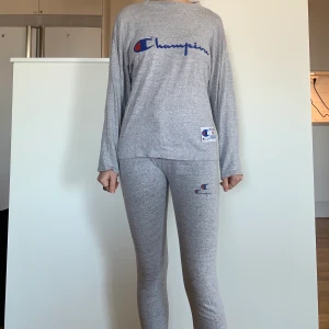 Champion set  - Säljer detta gråa mjukis/tränings-set från Champion med ett supermjukt material. Tröjan är i storlek M medan byxorna är i storlek S! 💞 köparen står för frakten men jag möter även upp i Lund💞 
