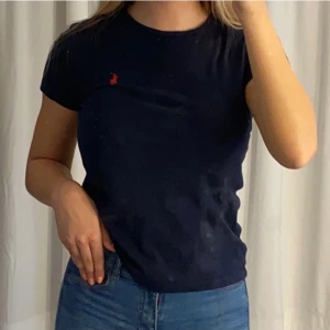 Tröja  - Marinblå t-shirt från ralph lauren med rött märke. Den är i storlek M men jag skulle mer säga att den passar en S. 80kr +frakt