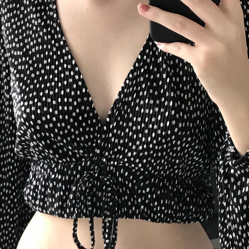 En söt svart v-ringad zara blus med vita prickar, den är som ribbad och har resår i midjan så att man får figur. Den har också snörning men det är endast en detalj (går alltså inte att spänna åt). Ärmarna är puffiga. Kommit till användning max två gånger och är helt som ny. Den är storlek M men passar bra på mig som också är s/xs. På första bilden är volangen längst ner instoppad, men inte på sista bilden. Snyggt bägge två enligt mig 🤎. Blusar.