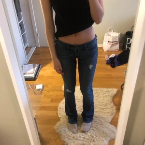 Lågmidjade jeans - Lågmidjade jeans från Hollister, knappt använda. Storlek 00R vilket jag tror motsvarar XXS, passar ganska bra på mig som brukar ha XS. Waist är iallfall 23! Är ca 166 cm lång. 💗