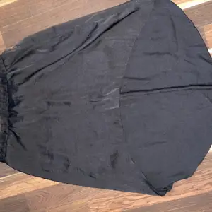 Jätte jätte fin svart kjol från bikbok som är lite längre bak än vad den är fram, framsidan slutar lite över knäna men den blåser inte upp alls🥰passar s-m