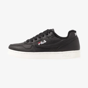 ARCADE Sneakers - black - Fila  - Färg : svart, bra sick. Använda ett par gånger men annars jätte fina 🤍