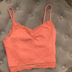 Änvöder aldrig så säljer! Den är mer neon orange/rosa i  verkligen!!